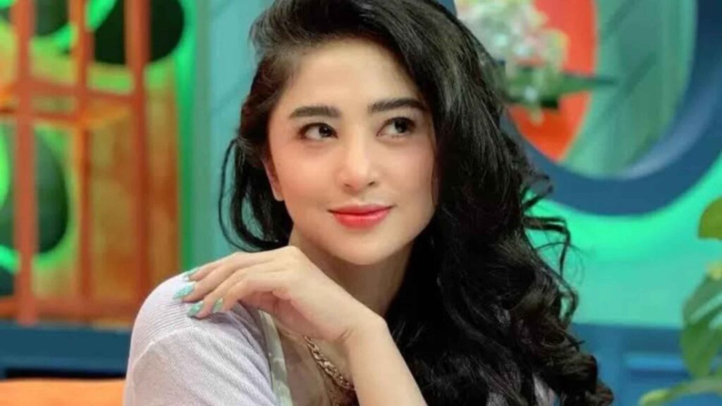 Dewi Persik Tetap Glowing di Usia 38, Ternyata Ini Rahasianya!