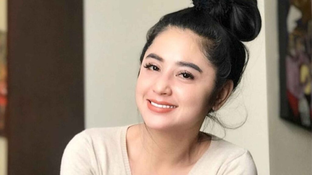 Dewi Persik Tetap Glowing di Usia 38, Ternyata Ini Rahasianya!