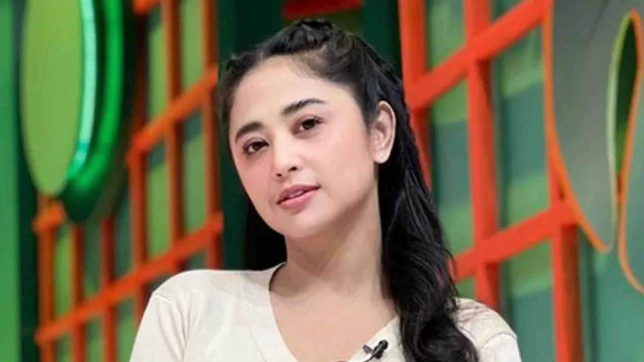Dewi Persik Tetap Glowing di Usia 38, Ternyata Ini Rahasianya!