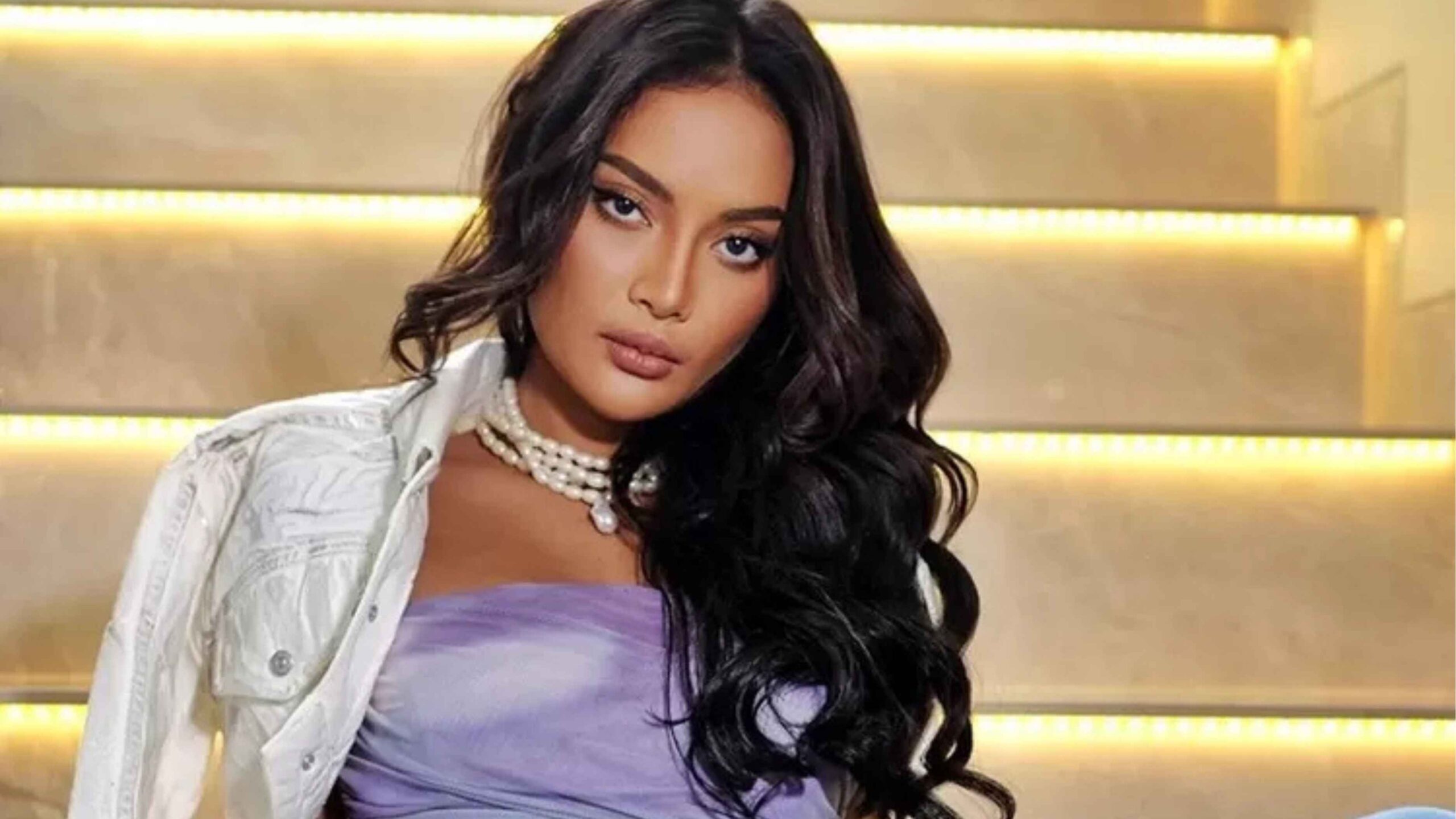 Erika Carlina Buktikan Gaya Bold Bisa Tetap Keren dan Klasy