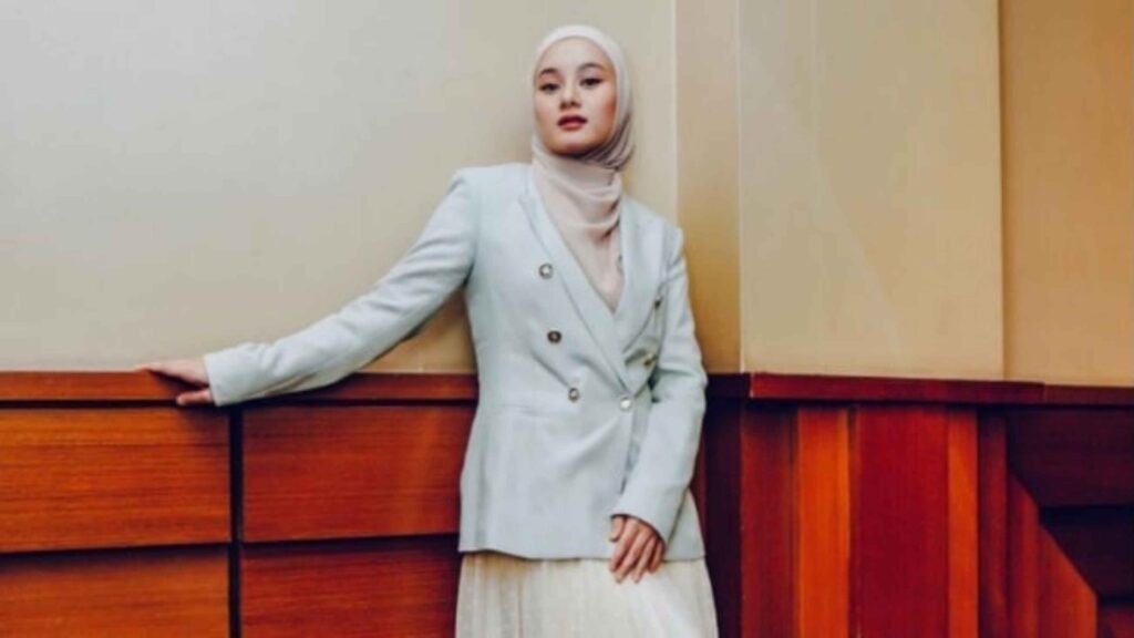 Gaya Hijab Dinda Hauw yang Jadi Trendsetter Muslimah Muda Indonesia