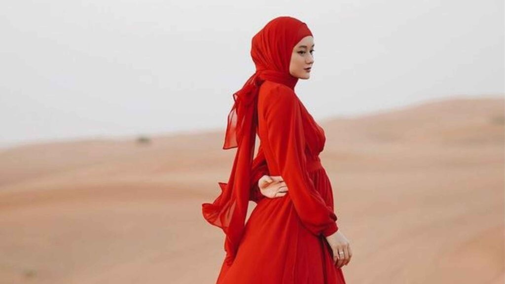 Gaya Hijab Dinda Hauw yang Jadi Trendsetter Muslimah Muda Indonesia