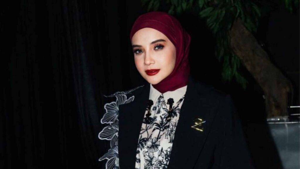 Hijab dalam Sentuhan Seni: Desainer Indonesia dan Ragam Karyanya