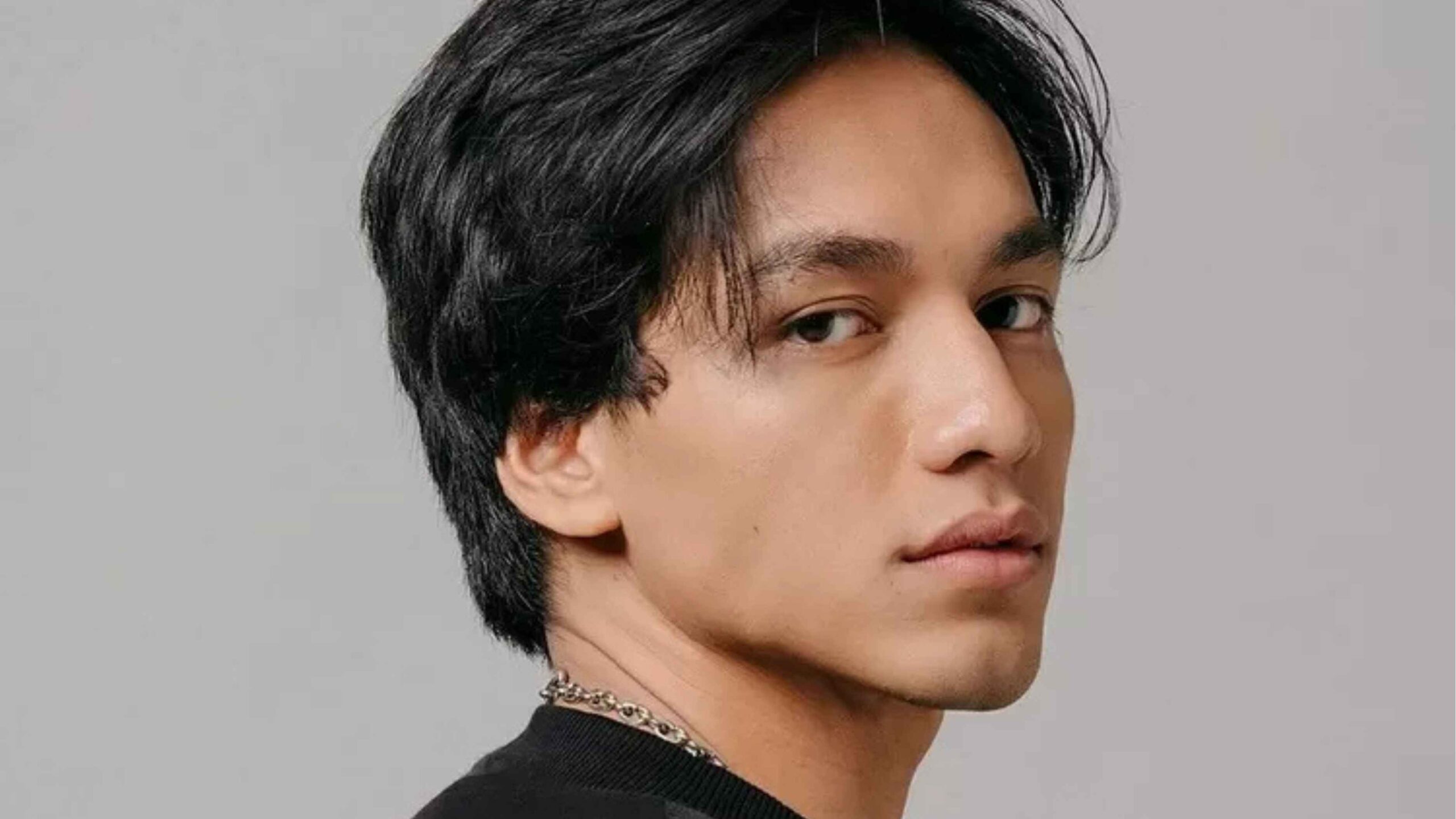 Outfit Jefri Nichol Simple Tapi Bikin Cewek Susah Fokus, Ini Detailnya!